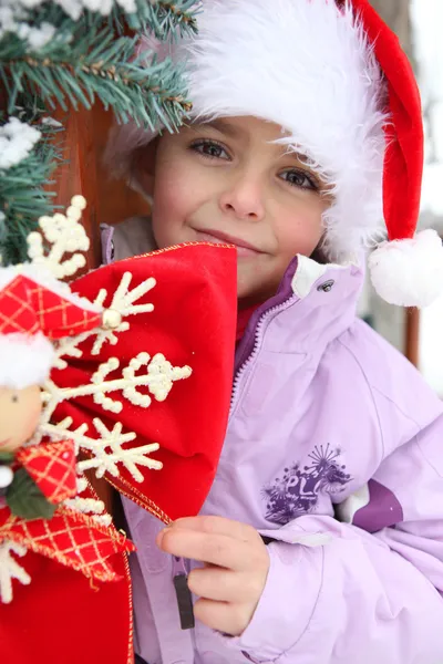 小さな女の子のクリスマスは外で遊んで — ストック写真