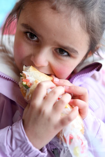 Weinig meisje eten sandwich — Stockfoto