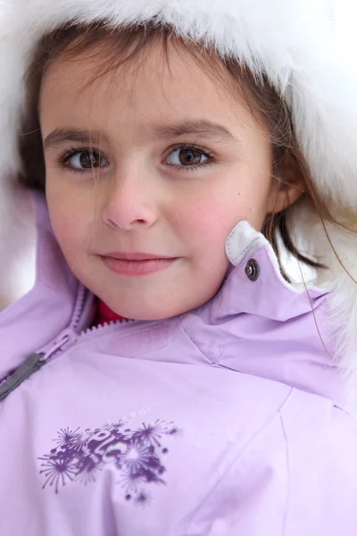 Маленька дівчинка в пухнастому капелюсі і пальто — стокове фото