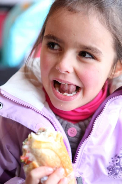 Μικρό κορίτσι τρώει σάντουιτς — Φωτογραφία Αρχείου