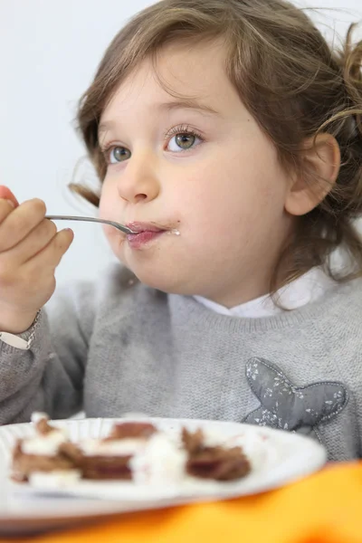 Menina comendo bolo — Fotografia de Stock