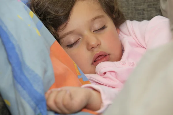 Adorable petite fille qui dort — Photo