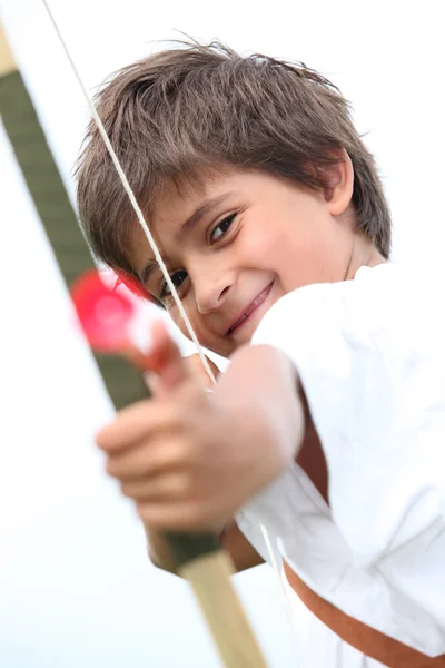 Petit garçon avec arc et flèche — Photo