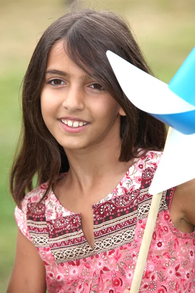 Маленька дівчинка грає з вітряком — стокове фото