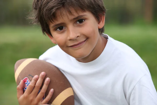 ラグビーのボールを持つ子供 — ストック写真