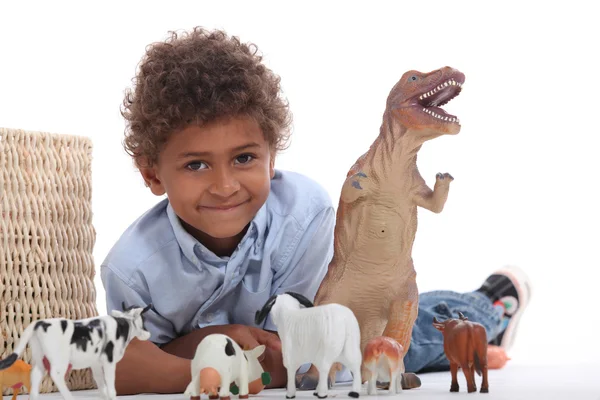 Giovane ragazzo con i suoi animali giocattolo — Foto Stock