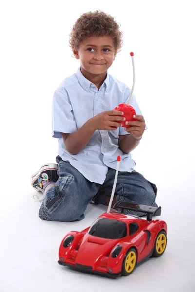 Chłopiec gra z samochód — Zdjęcie stockowe