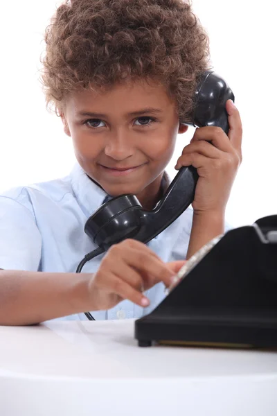 Rapaz ao telefone — Fotografia de Stock