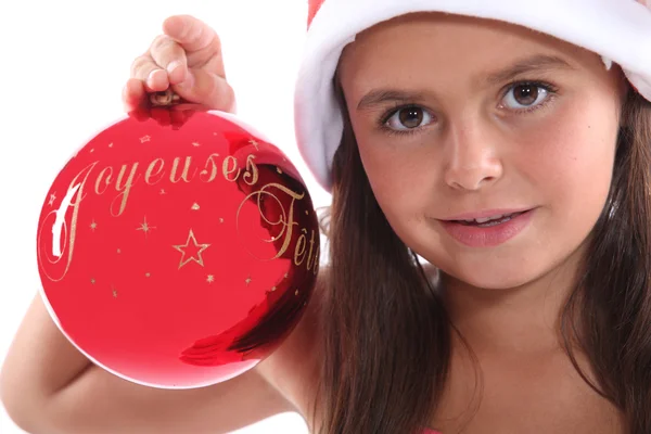 Klein meisje houden kerstboom decoratie — Stockfoto