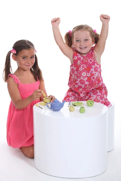 Små flickor spelar på tebjudningar — Stockfoto