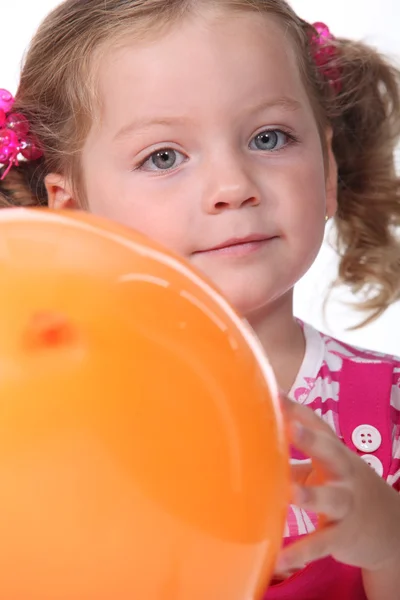 Портрет маленькой девочки с воздушным шаром — стоковое фото