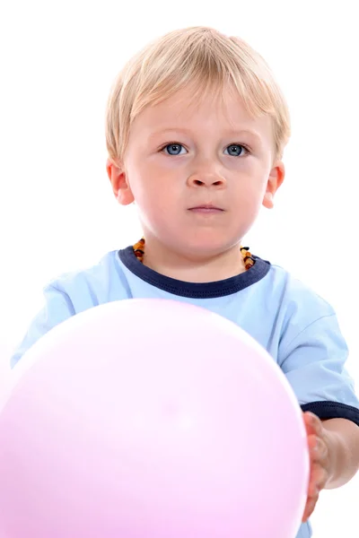 Jeune garçon tenant ballon — Photo