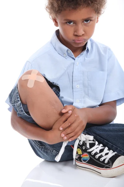 Dziecko z bandażem na kolana — Zdjęcie stockowe