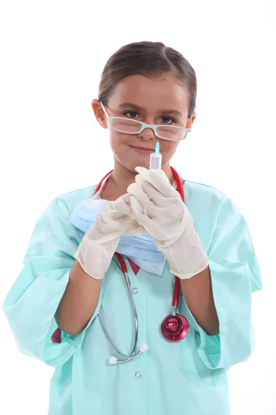 Klein meisje gekleed in verpleegkundigen kostuum — Stockfoto