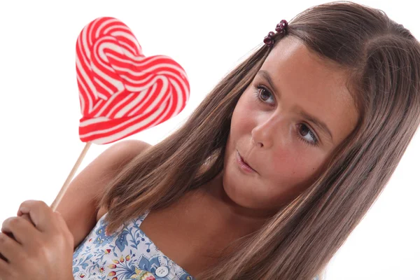 Porträtt av en liten flicka med lollipop — Stockfoto