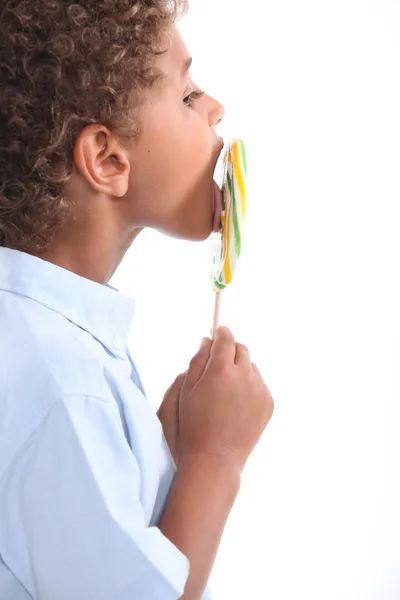 Barnet slickar lollipop — Stockfoto