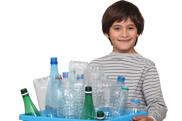 Kleiner Junge sortiert Plastikflaschen nach Müll — Stockfoto