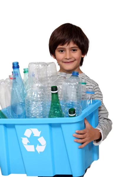 Mały chłopiec recyklingu butelek z tworzyw sztucznych — Zdjęcie stockowe