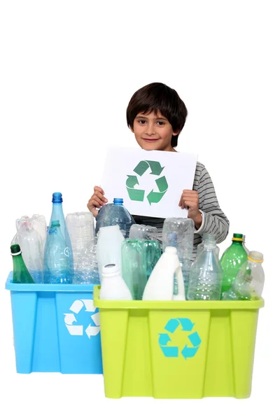 Petit garçon recyclage — Photo