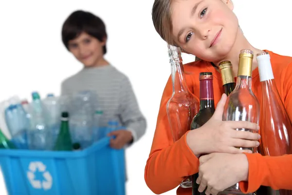 Дети перерабатывают стеклянные бутылки — стоковое фото