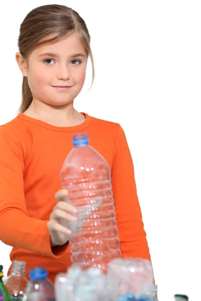 Девушка переработка пластиковых бутылок — стоковое фото