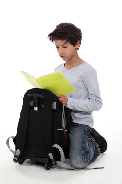Barn med portfölj och bärbara datorer — Stockfoto