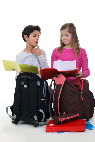 Školáci porovnání domácích úkolů — Stock fotografie