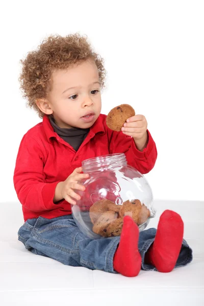 Malý chlapec jíst sušenky — Stock fotografie