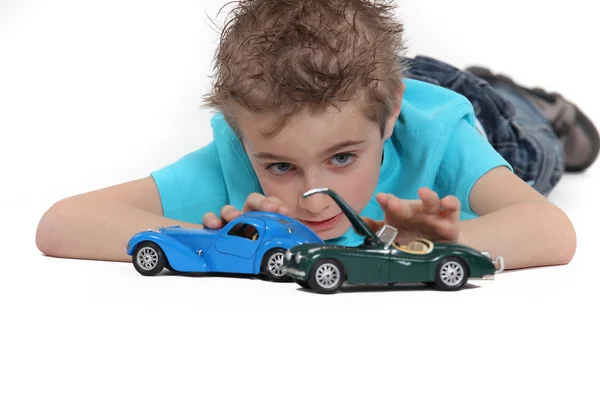 Маленький хлопчик грає в машину — стокове фото
