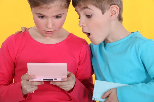 Δύο παιδιά που παίζουν βιντεοπαιχνίδια — Φωτογραφία Αρχείου