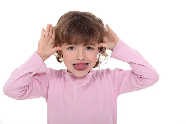 Маленькая девочка высунула язык — стоковое фото
