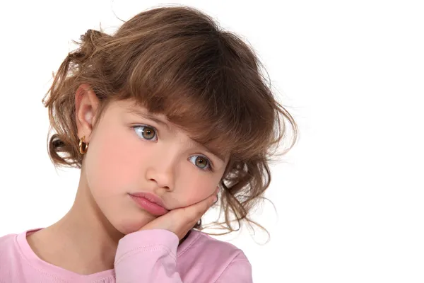 Маленькая девочка с выражением грусти — стоковое фото