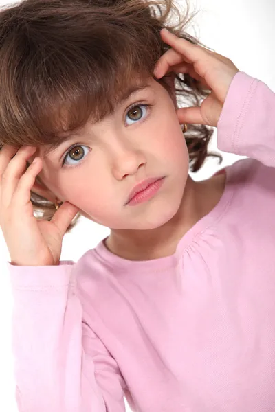 6-7 anni ragazza toccando le tempie — Foto Stock