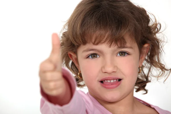 Маленька дівчинка дає великі пальці-ап жест — стокове фото