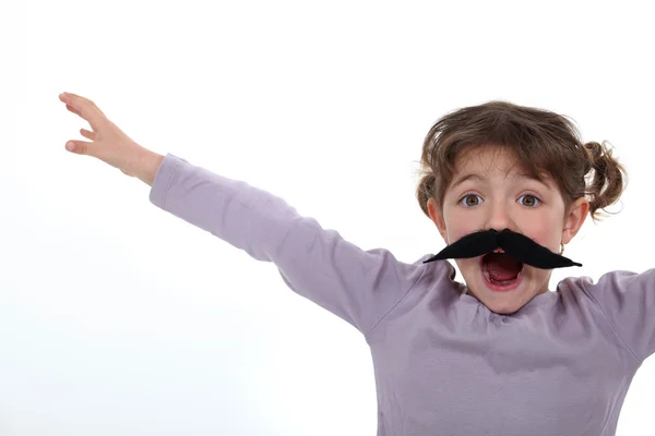 가짜 콧수염을 착용 하는 어린 소녀 — 스톡 사진
