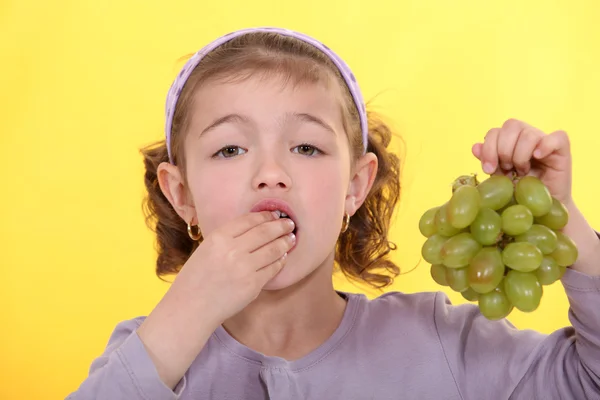 少女がブドウを食べる — ストック写真