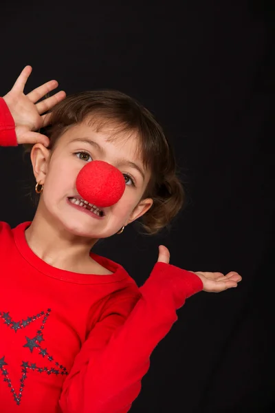 Αστείο μικρό κορίτσι που φοράει κόκκινη μύτη — Φωτογραφία Αρχείου