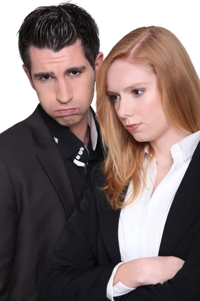 生气的年轻女子和一个年轻的男人 — 图库照片