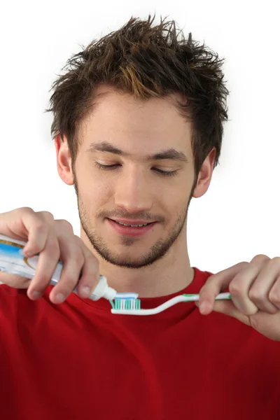 Człowiek myjący zęby — Zdjęcie stockowe