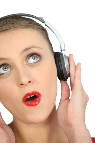 Mulher loira com fones de ouvido áudio — Fotografia de Stock