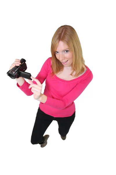 Девушка с помощью видеокамеры — стоковое фото