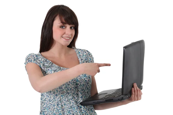 女人指着一台笔记本电脑 — 图库照片