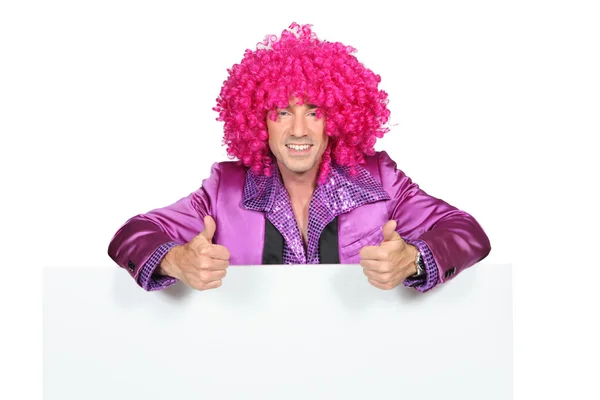 一个粉红色的假发的男人 — 图库照片