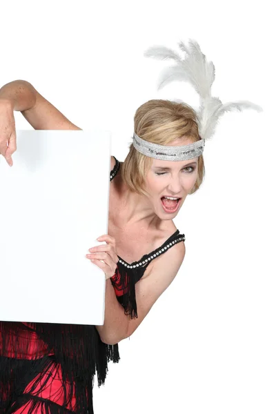 Mulher em uma roupa de flapper com uma placa deixou em branco para sua mensagem — Fotografia de Stock