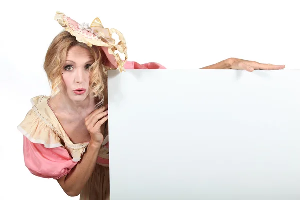 Frau im Pantomine-Outfit mit einem leeren Brett bereit für eine Nachricht — Stockfoto