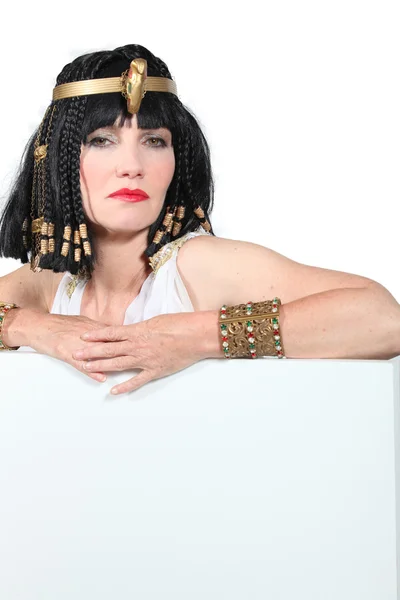 Kleopatra holding beyaz tahta — Stok fotoğraf