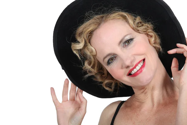 Mujer teatral con sombrero negro y lápiz labial rojo —  Fotos de Stock