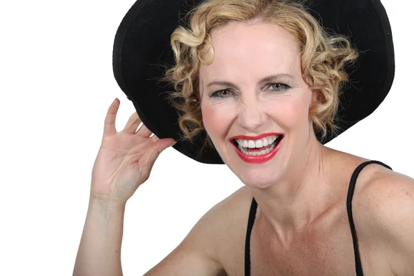 Vrouw met een hoed lachen — Stockfoto