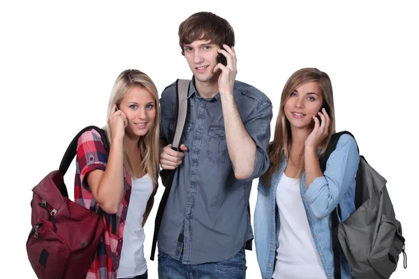 Adolescenti con zaini e cellulare — Foto Stock