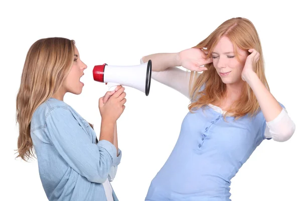 Meisje schreeuwen via een megafoon — Stockfoto